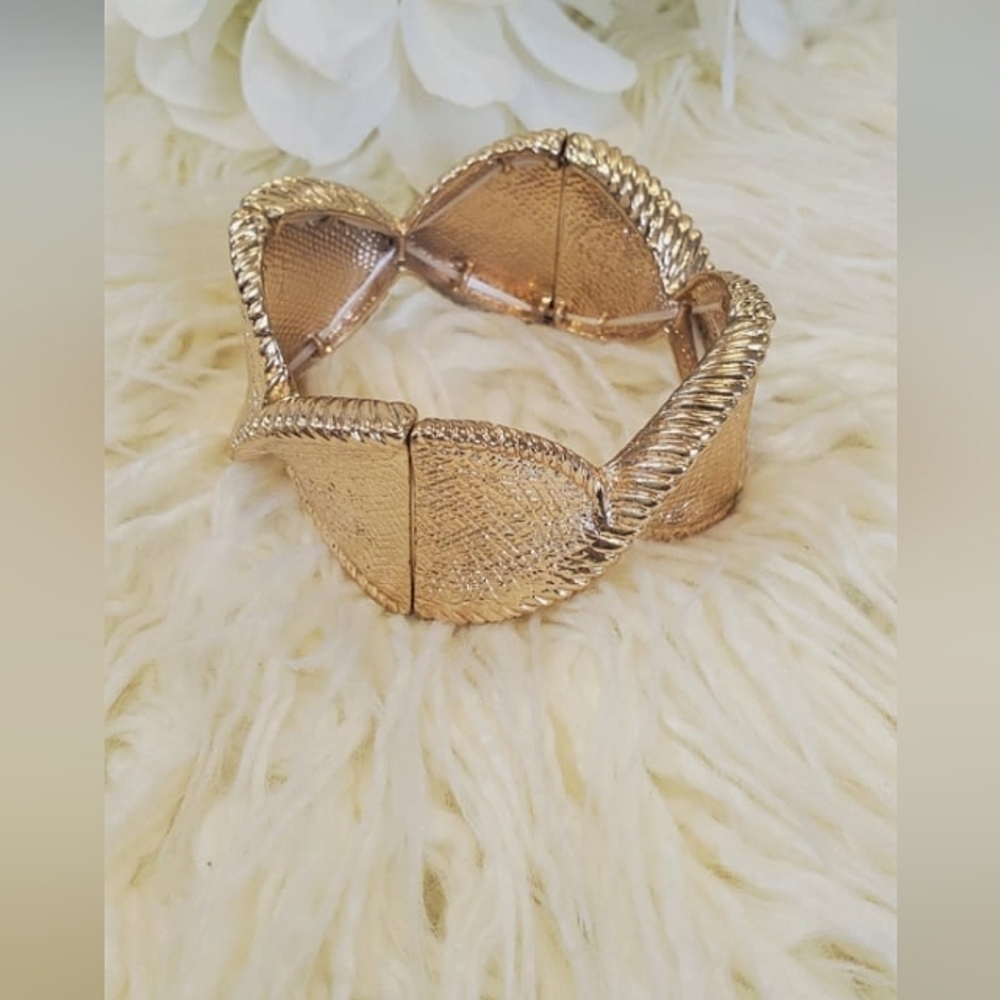 Beautiful Gold Tone Patterned Stretchy Cuff Bracelet. 🌴